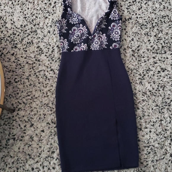 Deep V slit dress - Picture 3 of 3